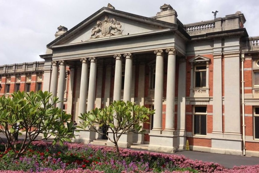 The facade of a court building with sandstone exterior and large pillars