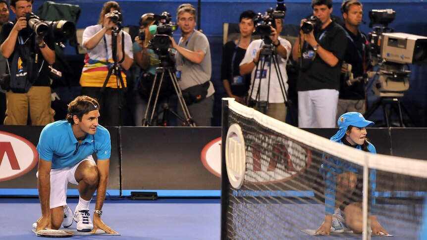 Federer becomes a ball kid