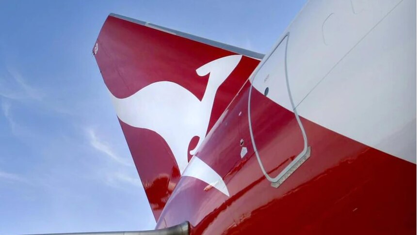 The tail of a Qantas plane with Qantas logo.