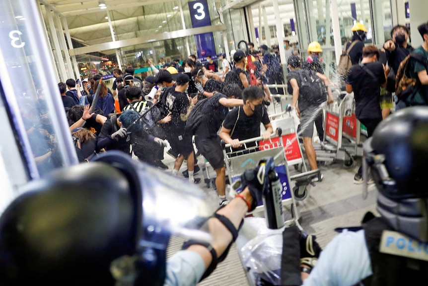 本周警察和示威者在香港机场发生暴力冲突。