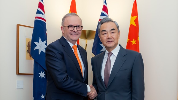到访堪培拉的中国外长王毅3月20日会见了澳大利亚总理阿尔巴尼斯。