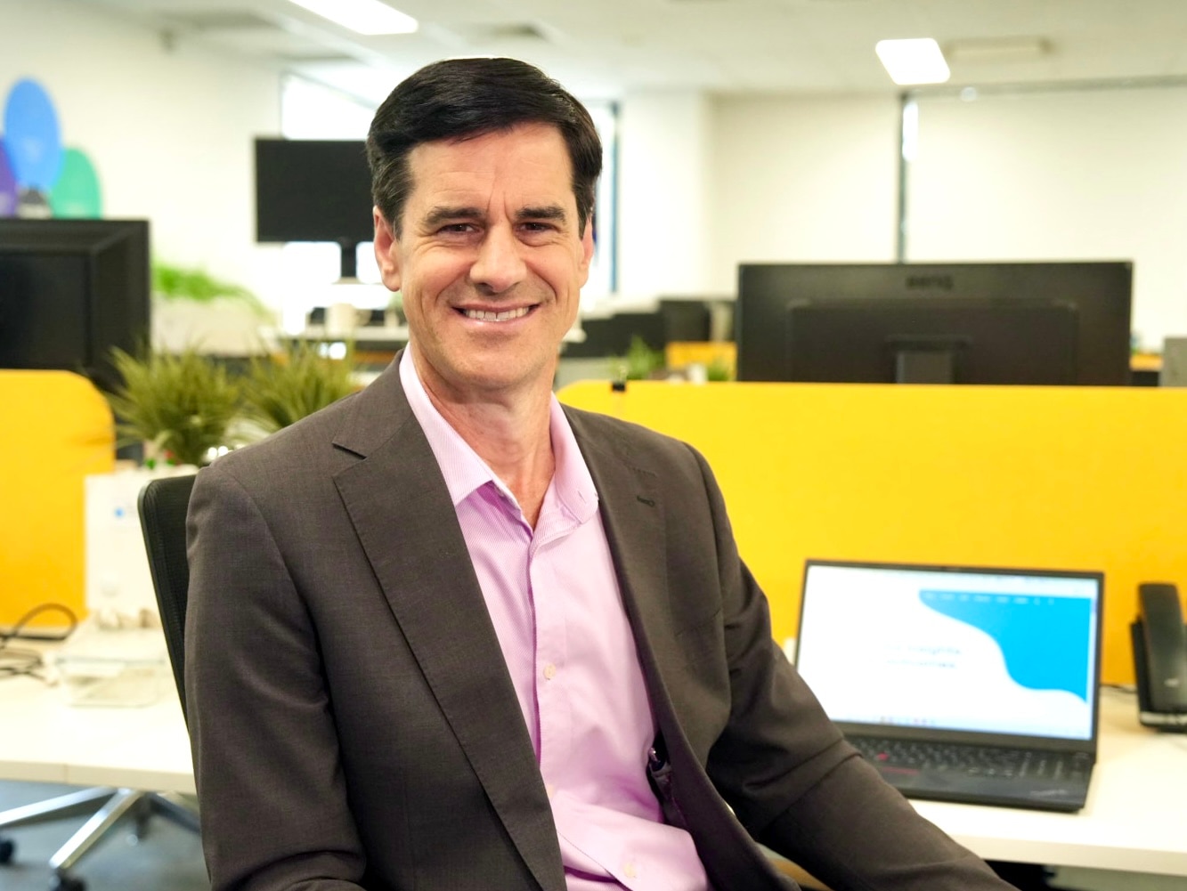 Un hombre en una oficina.