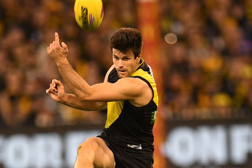 Trent Cotchin kicks during a preliminary final