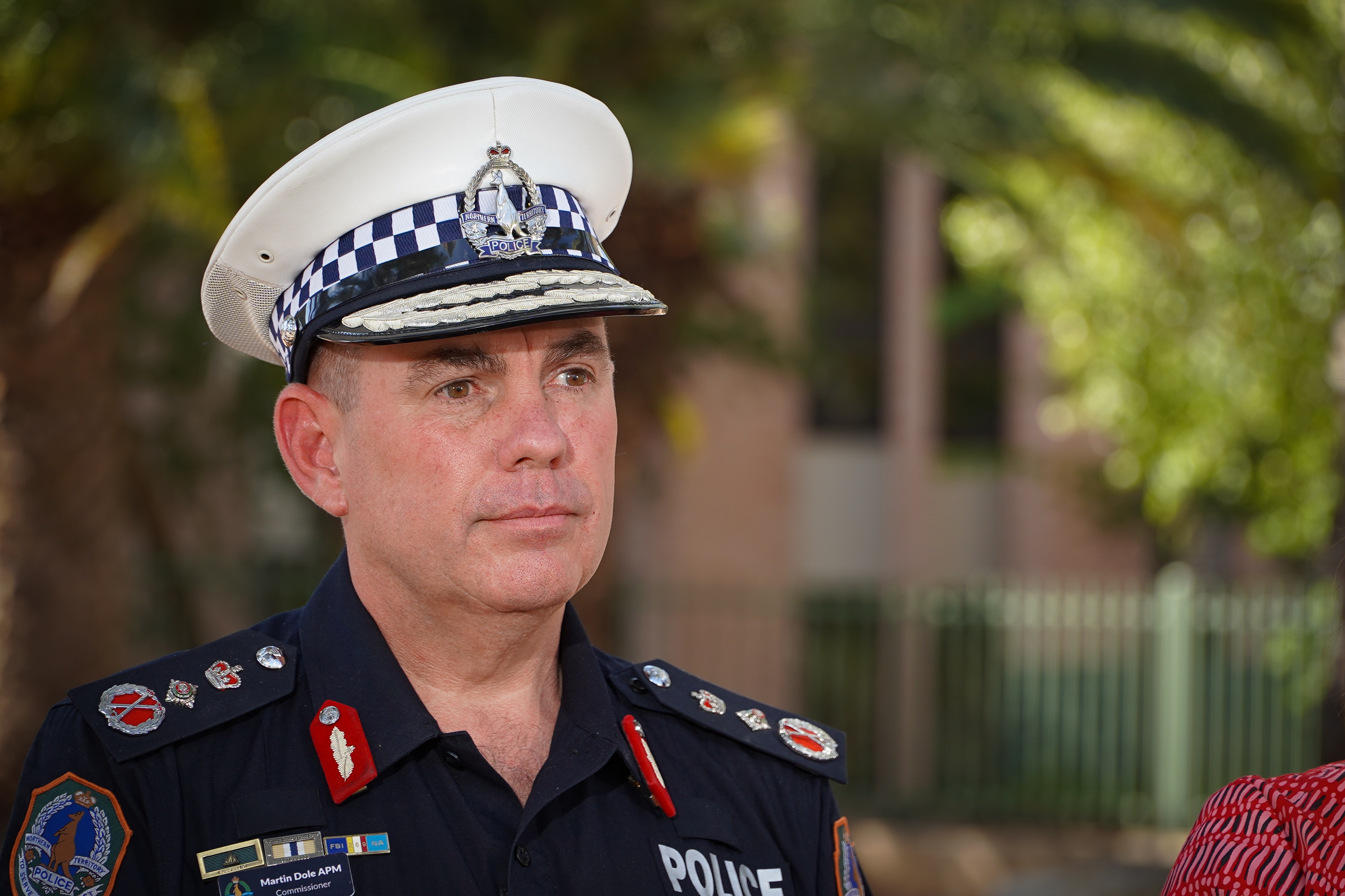 Un hombre con uniforme oficial de policía y una expresión seria en su rostro.