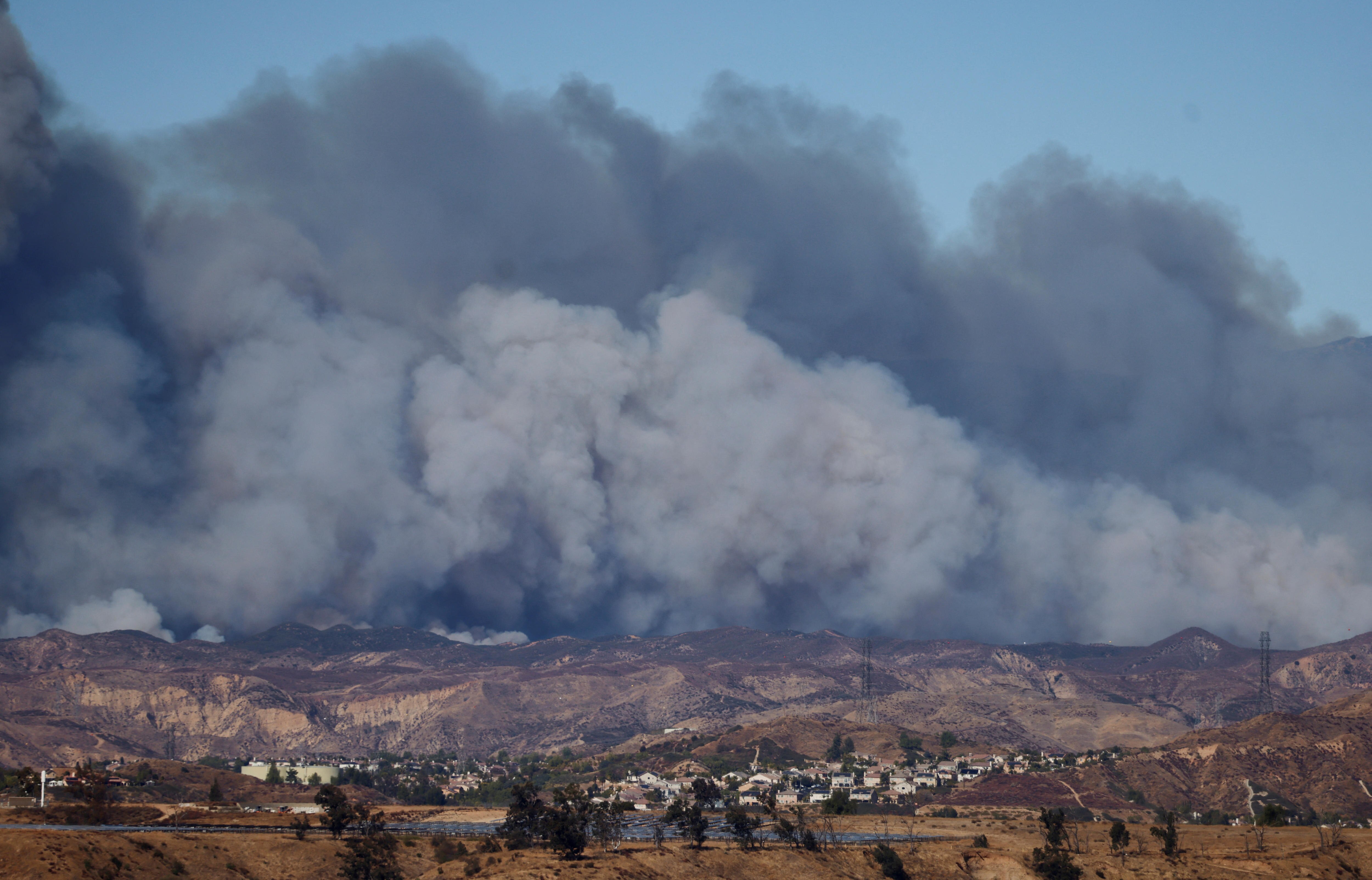 The Hughes fire explodes in the mountains of northern Los Angeles ...