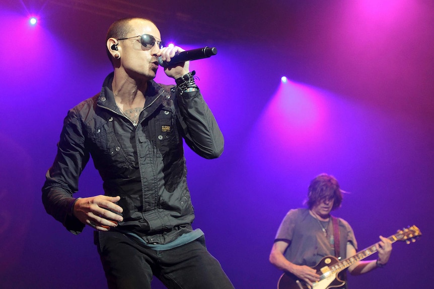 Chester Bennington performs with Linkin Park, May 16 2015