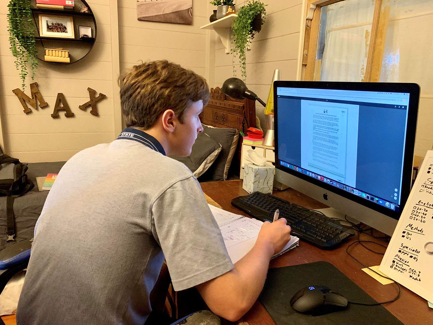 Графический дизайнер. Max working. Говоря макс работник делюкс. Архитектор виртуальной реальности. Веб-дизайнер профессия.