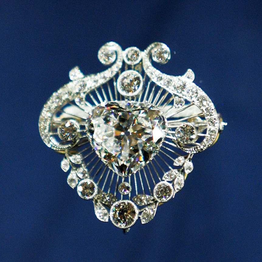 A brooch made up of small diamonds with a bigger diamond in the centre.