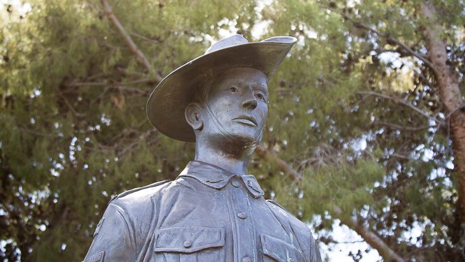 A statue of a World War 1 veteran in Mildura.