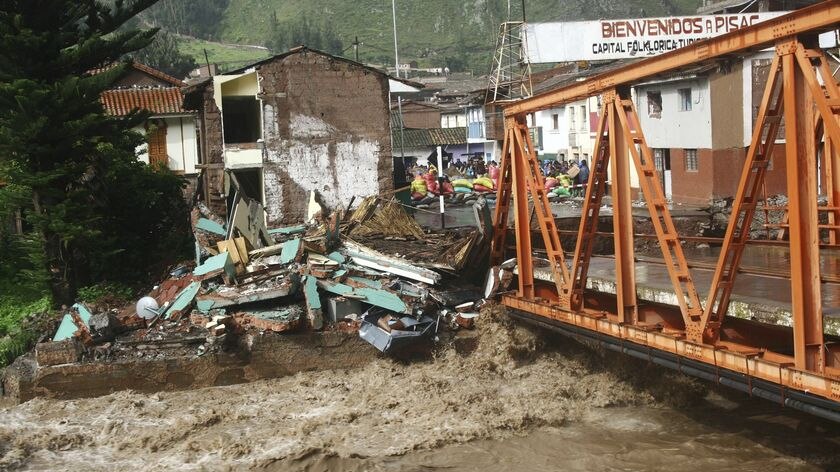 Flooding destroys buildings in Peru