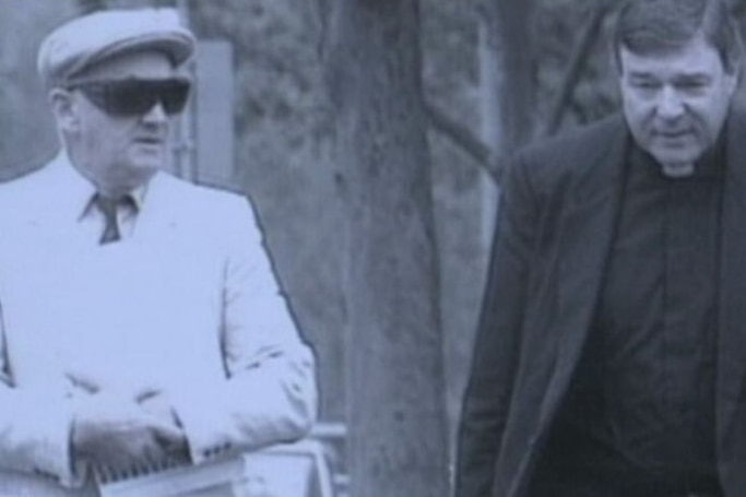 Una imagen en blanco y negro que muestra a dos hombres de mediana edad, Gerald Ridsdale y George Pell.