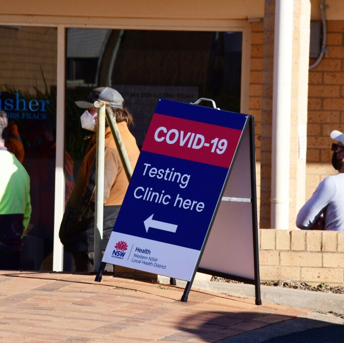 Residents of Dubbo queue to be tested for Covid-19.