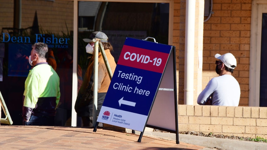Residents of Dubbo queue to be tested for Covid-19.
