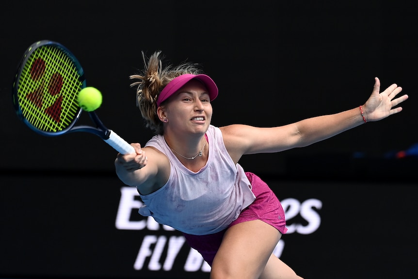 Australijska tenisistka Daria Savile uderza piłkę podczas meczu pierwszej rundy z Rebeccą Peterson podczas Australian Open