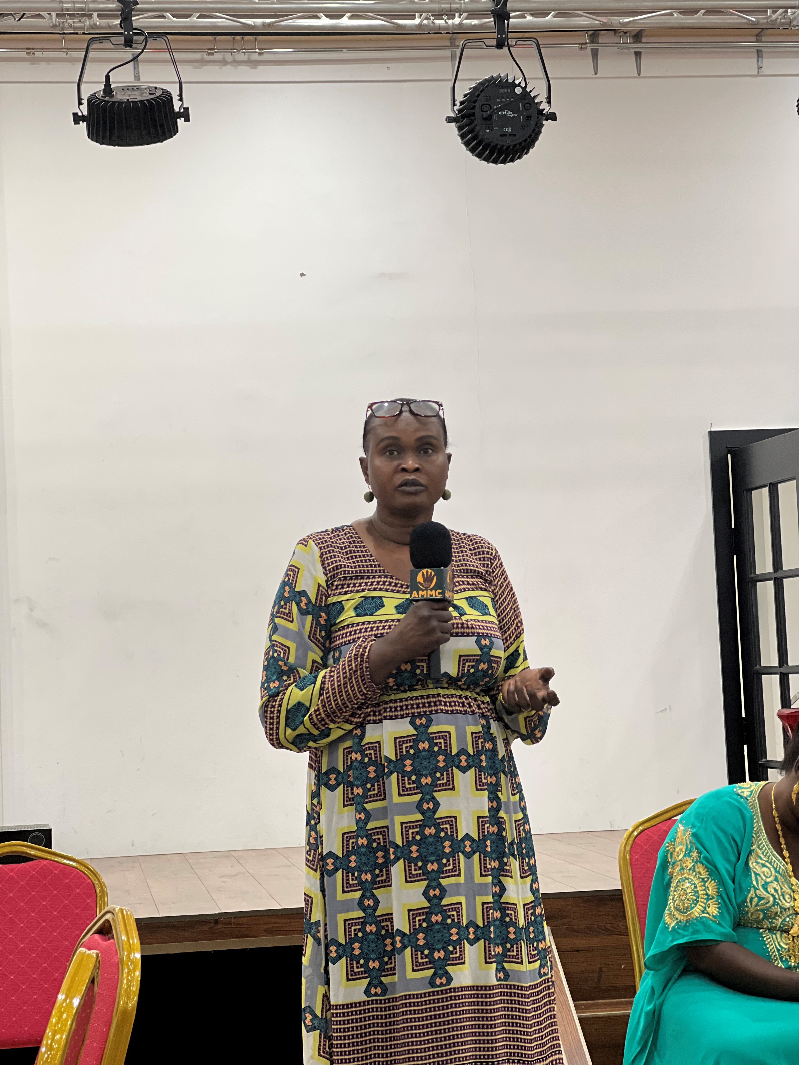 Monica Majak addressing a group of Afro-Australian mothers.