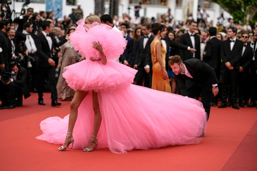 Leonie Hanne wearing a big pink puffy dress with puffy sleeves and a long tulle train.