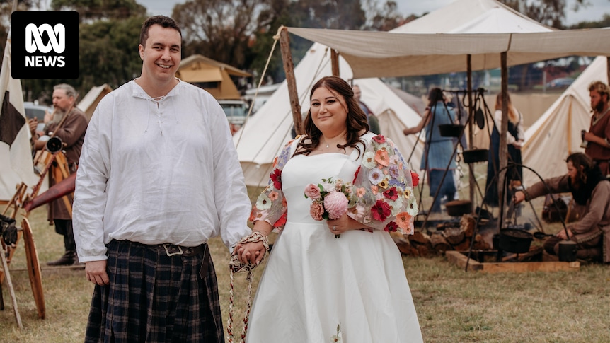 Un couple se marie lors d’une cérémonie à une foire médiévale qui « lie littéralement les mariés ensemble » alors que les mariages alternatifs fleurissent