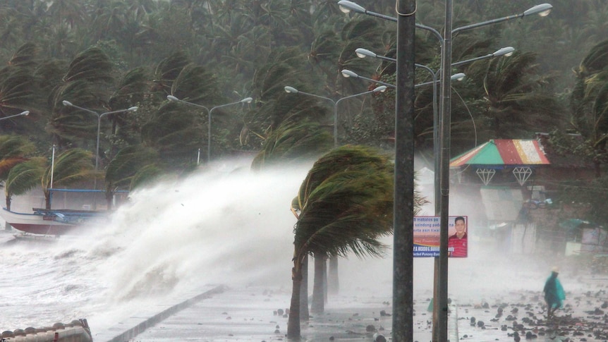 Winds pound Philippines coast from Super Typhoon Haiyan