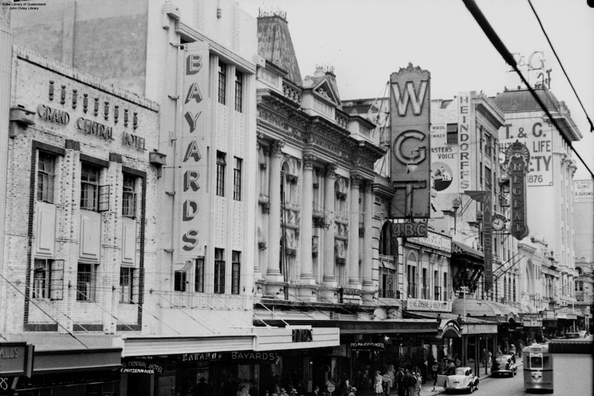 Queens Street Mall, 1940, where most of the beer riot occurred with soldiers and civilians.