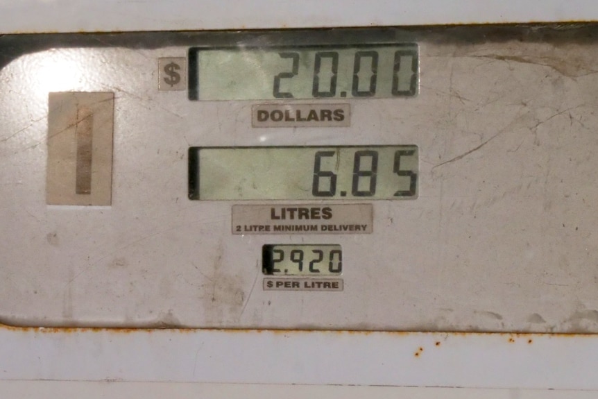 A petrol bowser showing $20 for 6.85 litres of fuel. 