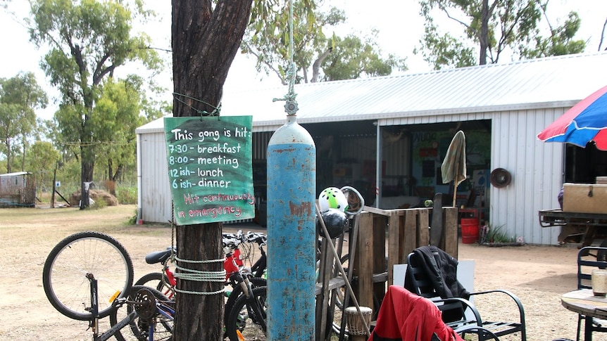 A gong with a sign saying when it is to be rung