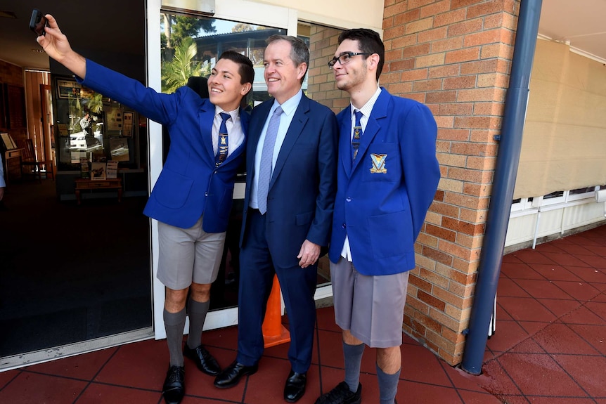 Bill Shorten poses with Redcliffe State High School students