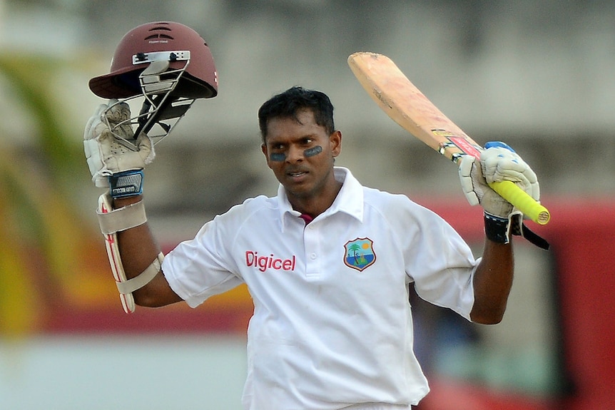 Chanderpaul acknowledges crowd after hundred
