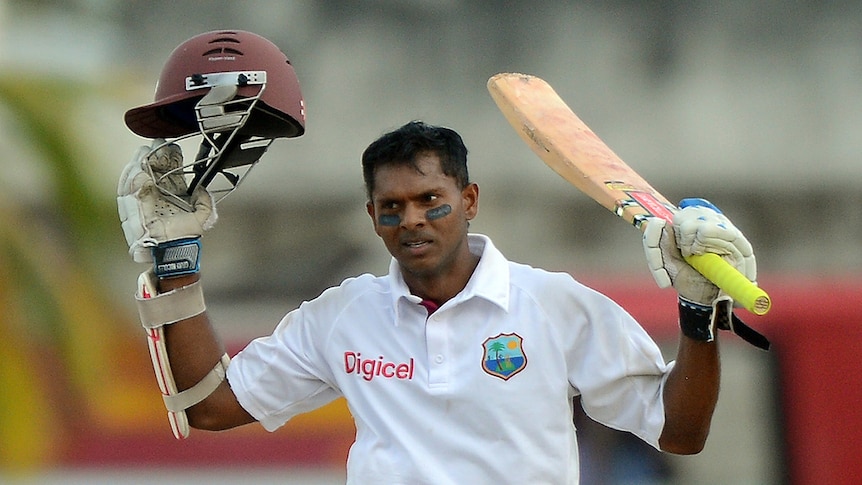 Chanderpaul acknowledges crowd after hundred