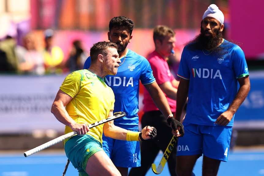 Un jugador australiano celebra marcar un gol en un partido de hockey