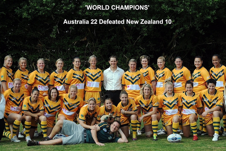 Foto tim skuat Jillaroos Australia yang memenangkan Piala Dunia Liga Rugbi Wanita 2013.