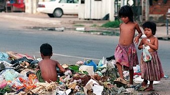 Cambodian children go through a pile of garbage in a Phnom Penh street. (Rob Elliott/AFP)
