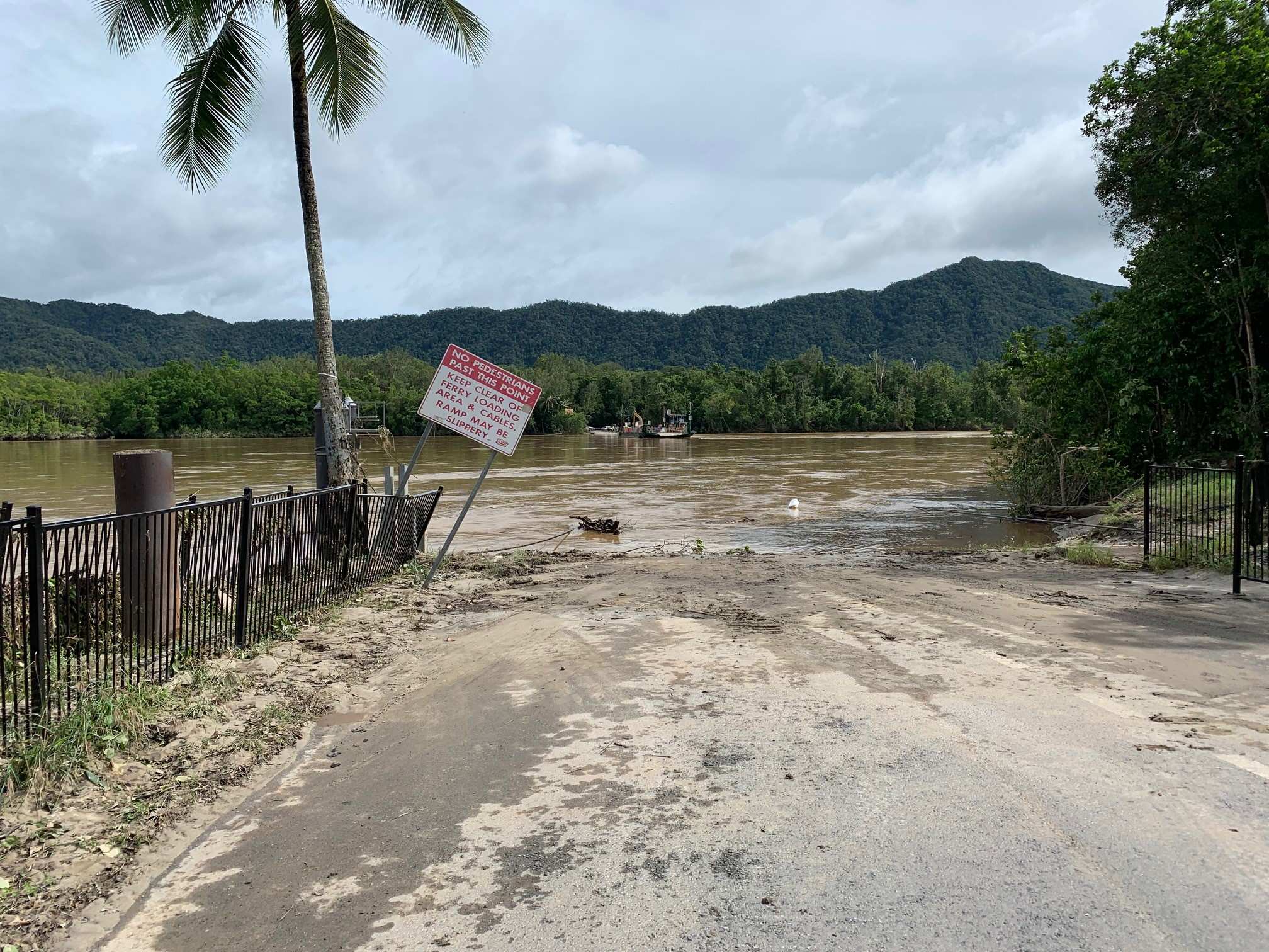 Daintree's extreme wet weather begins to ease as monsoon moves down