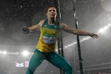 Dani Samuels throws a disucs in the Rio rain
