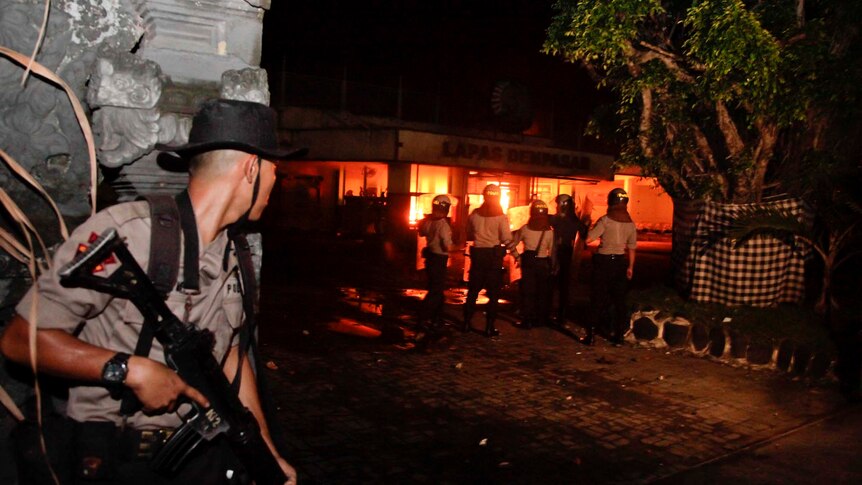 Indonesian police rush to the scene of rioting at Bali's Kerobokan prison