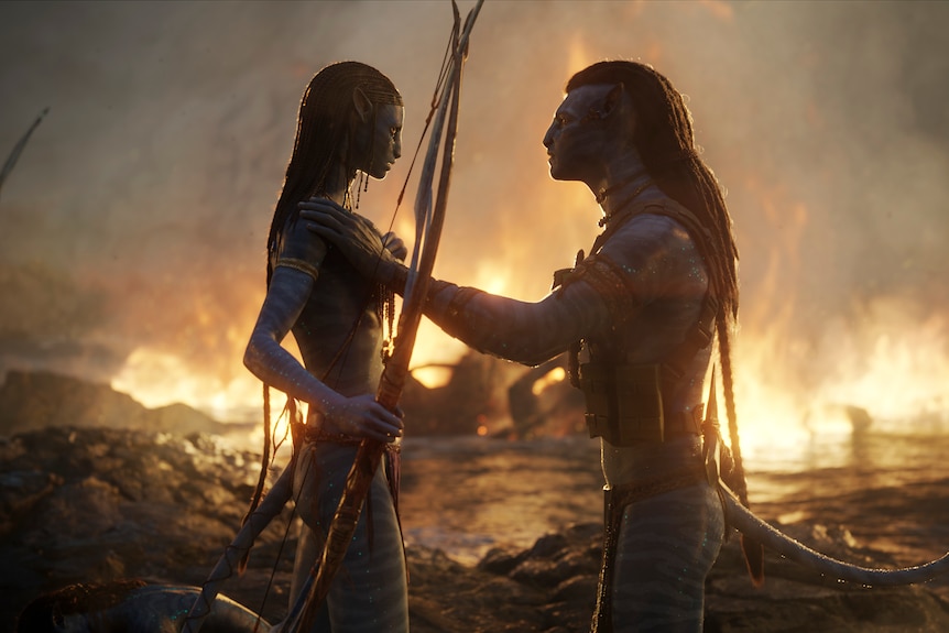 一个动画场景，两个化身在火前触摸和剪影;其中一人拿着一把大弩。