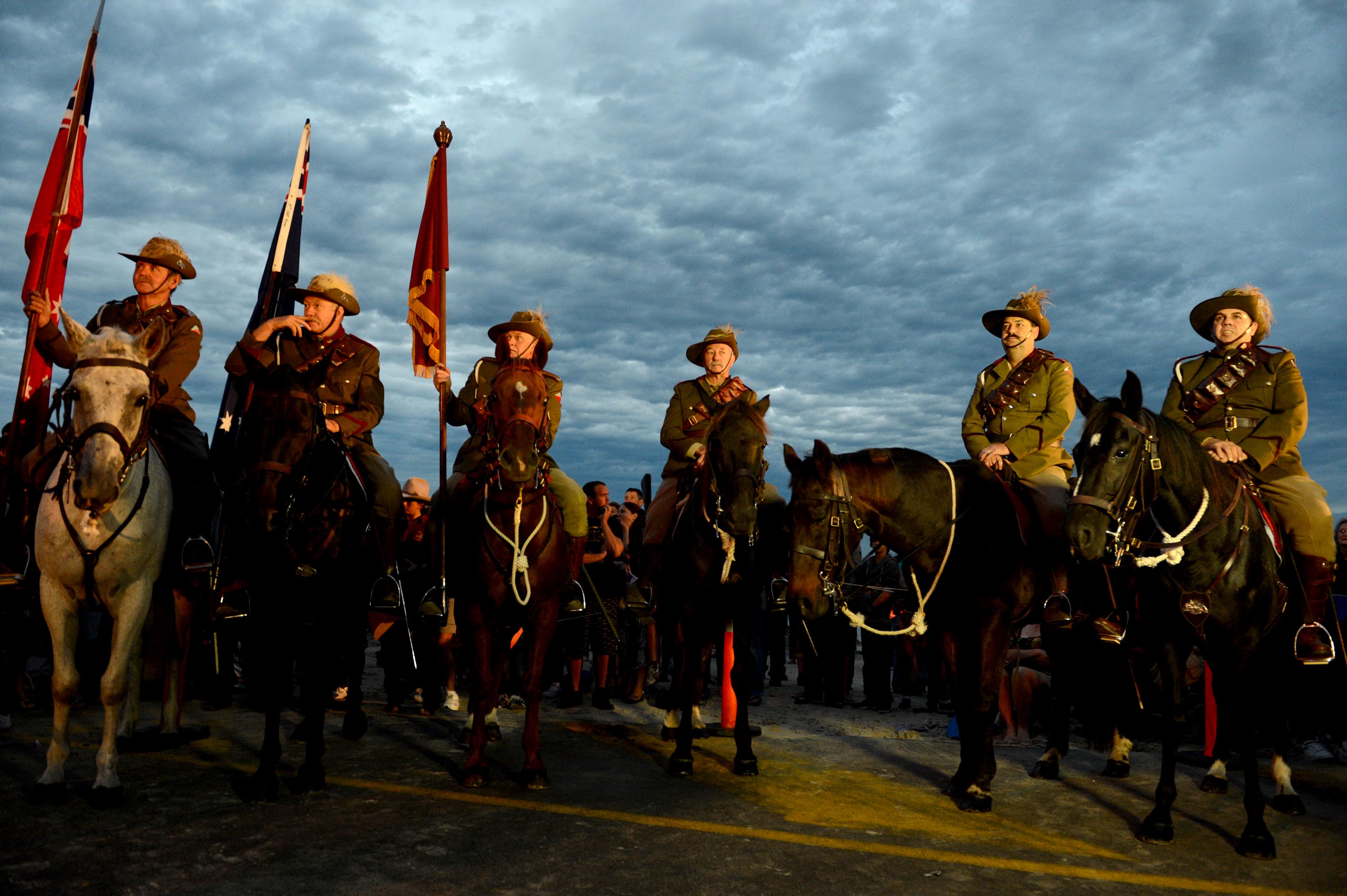 Australians gather to remember Anzacs - ABC News