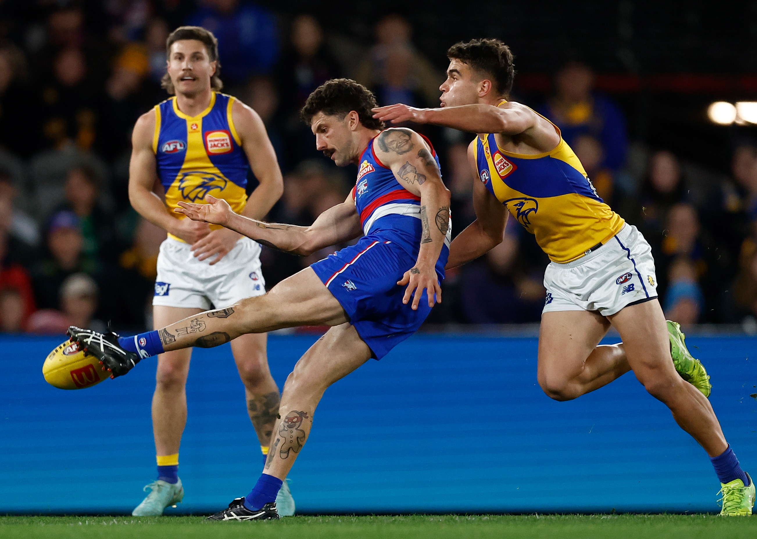 Live: Bulldogs - Eagles kicks off Sunday footy at Docklands
