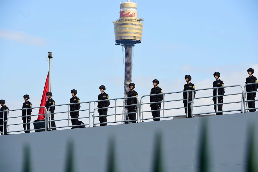 中国海军战舰抵达花园岛后，背后是知名的旅游胜地-悉尼塔。