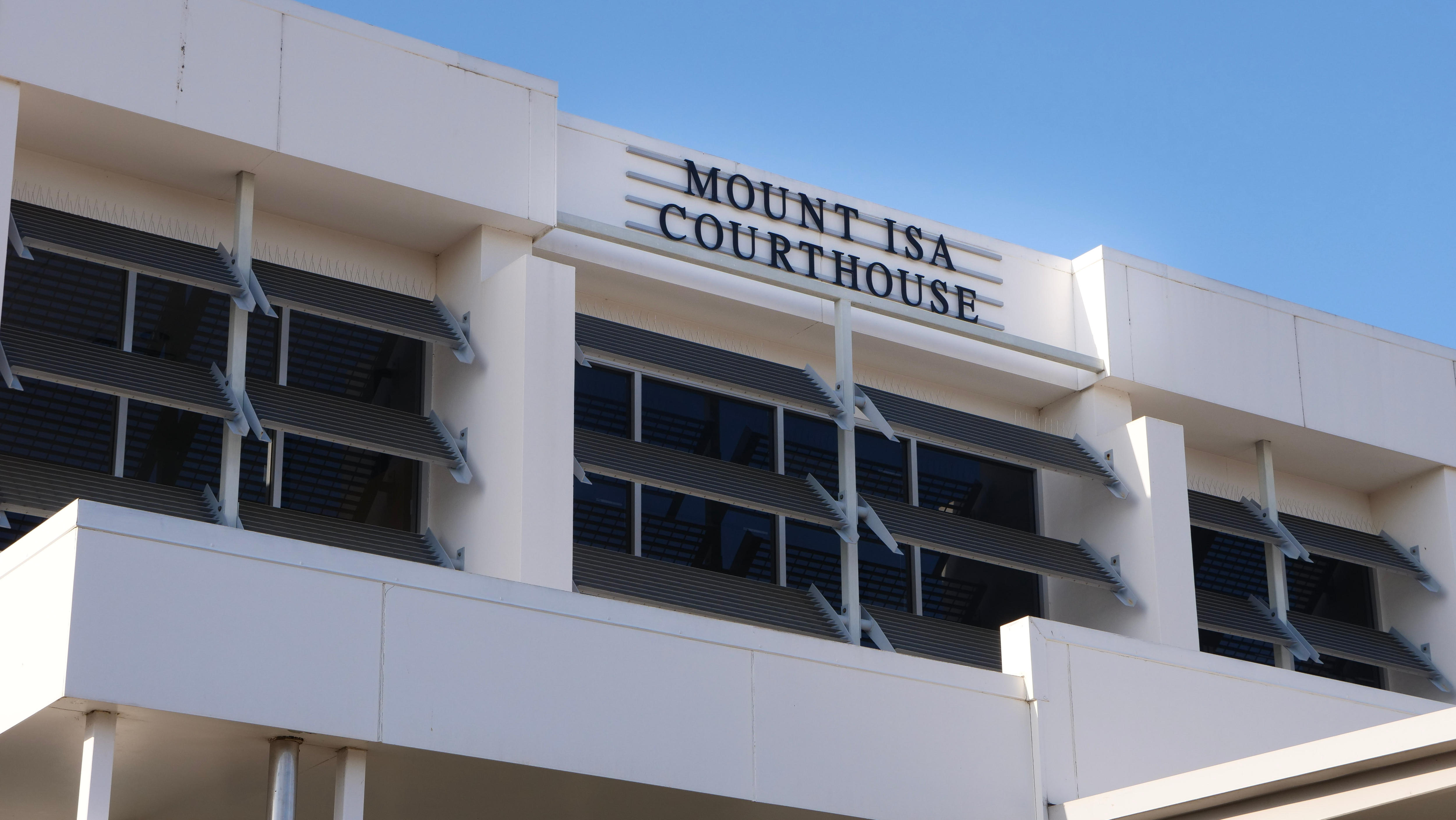 um edifício da justiça branca durante o dia