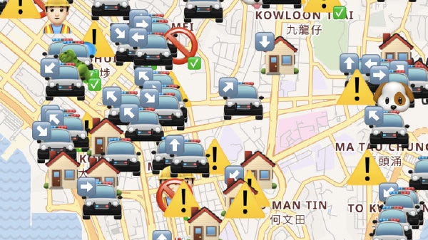A screen shot shows a map with symbols of cars, houses and dogs.该应用程序显示了警察的位置、交通封锁状况以及警察使用催泪瓦斯或发生冲突等危险情况。