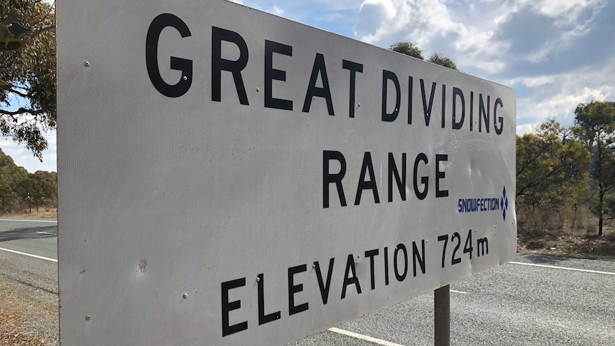 A road sign reading "GREAT DIVIDING RANGE - ELEVATION 724M".