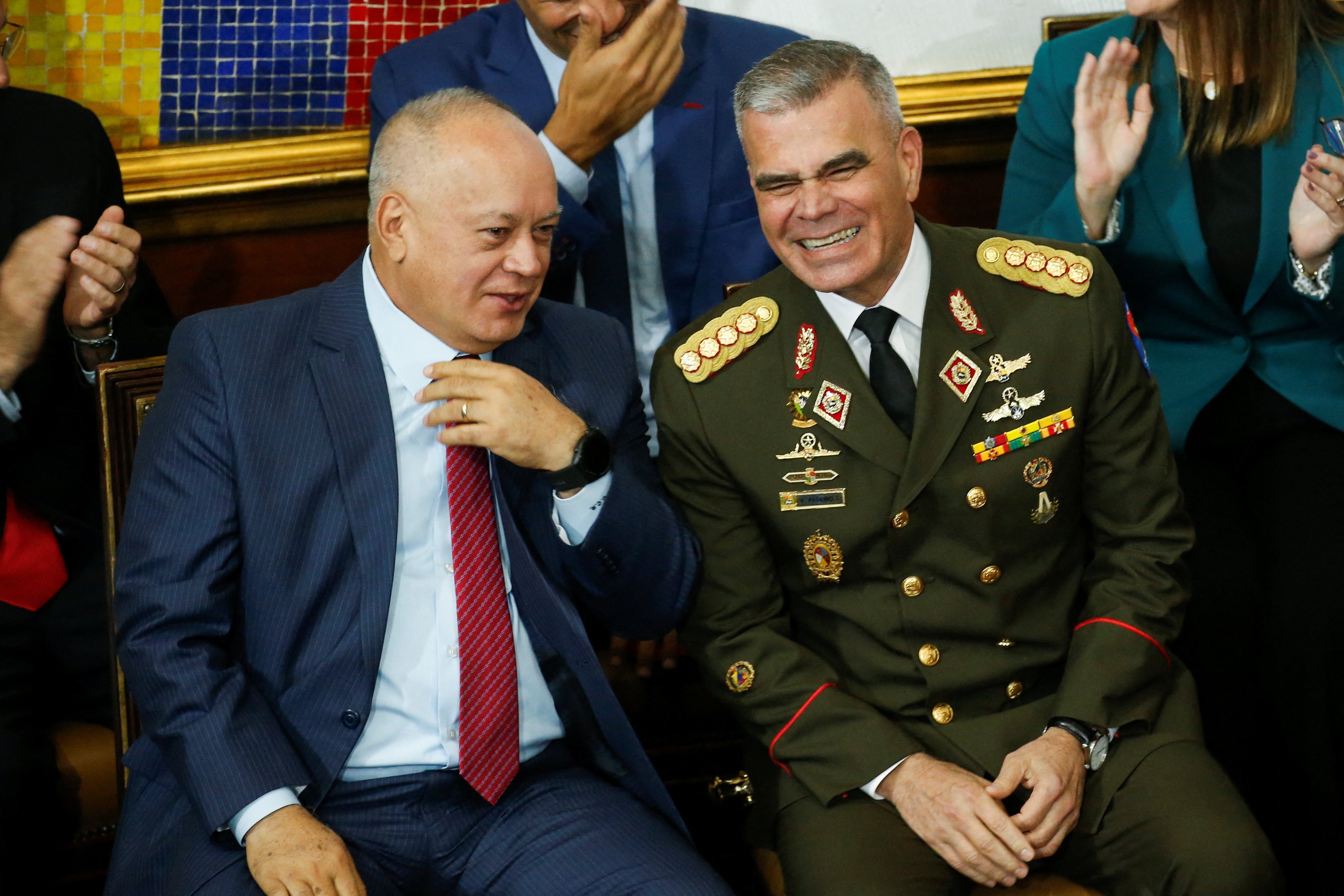 Una foto del Ministro del Interior venezolano sentado junto al Ministro de Defensa en 2025.