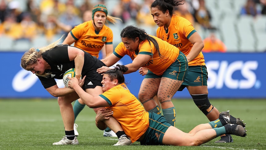 L’amélioration des Wallaroos échoue alors que la victoire 22-14 des Black Ferns maintient leur séquence en vie