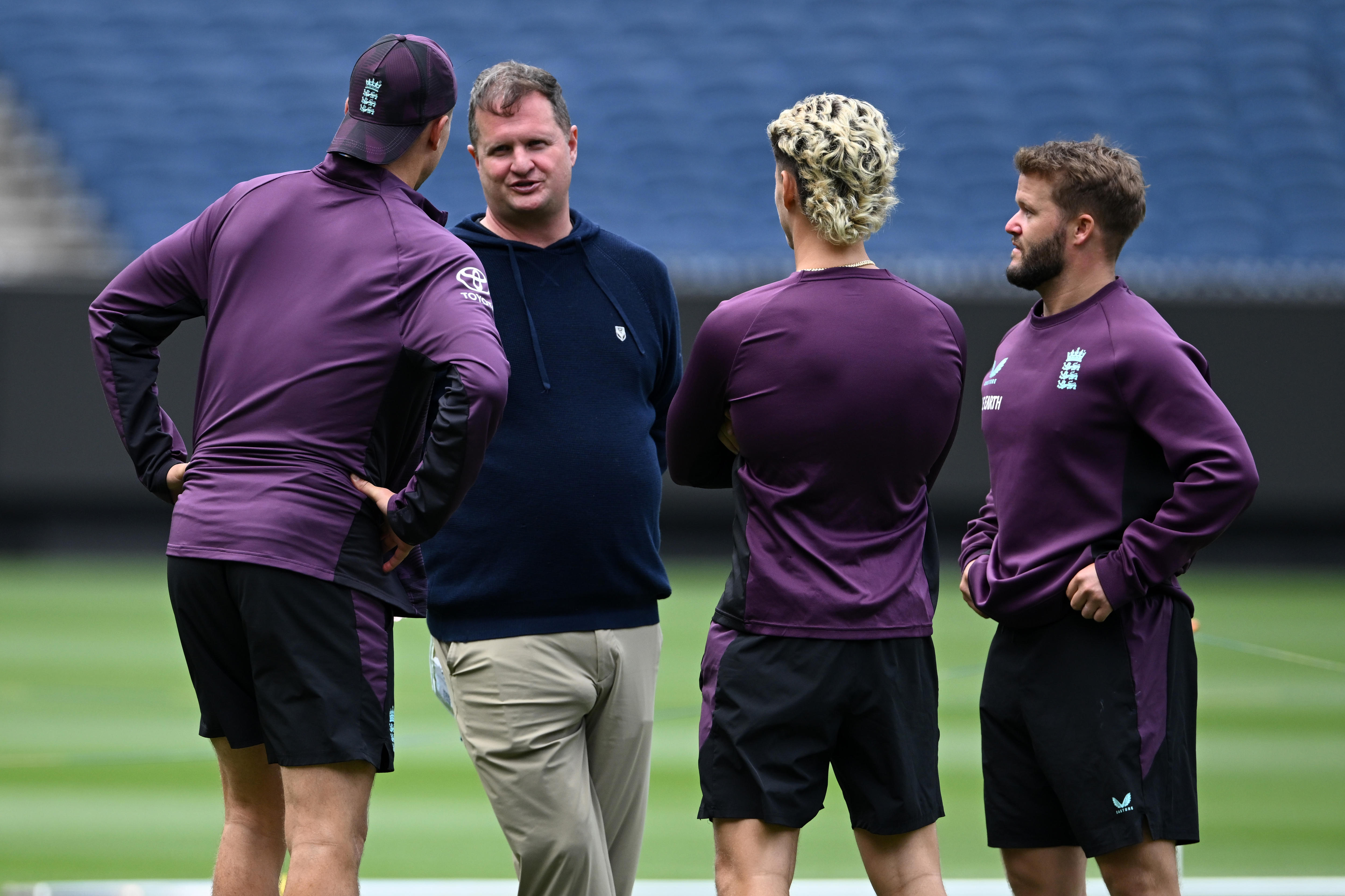 Rob Key fala com jogadores ingleses