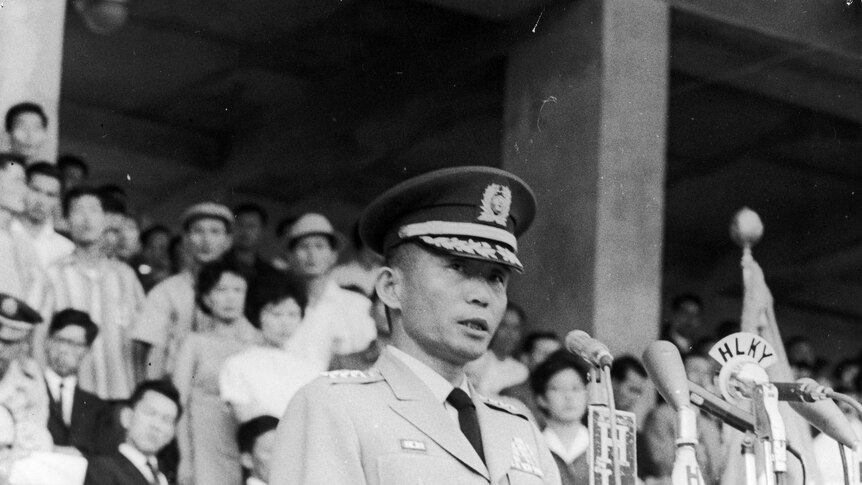 Park Chung-hee in military dress speaks to a crowd