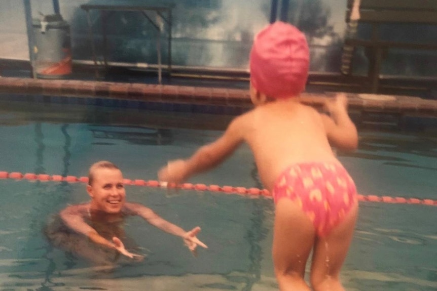 Jaimi Kenny as a small child jumps into a pool to mum Lisa Curry.