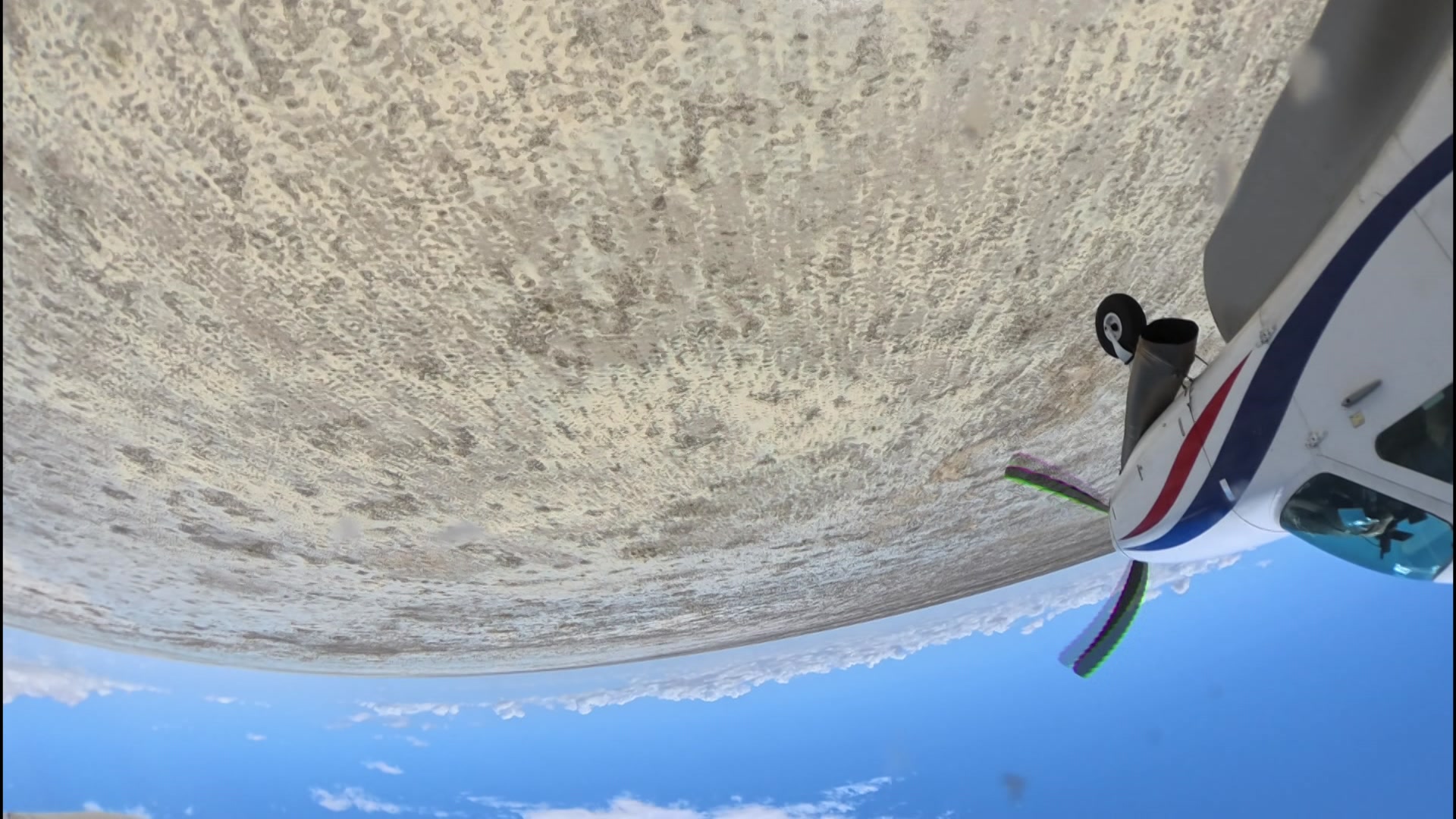 Avión vuela sobre el agua 