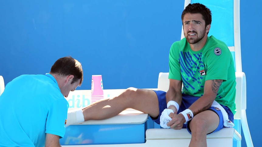 Tipsarevic receives courtside treatment
