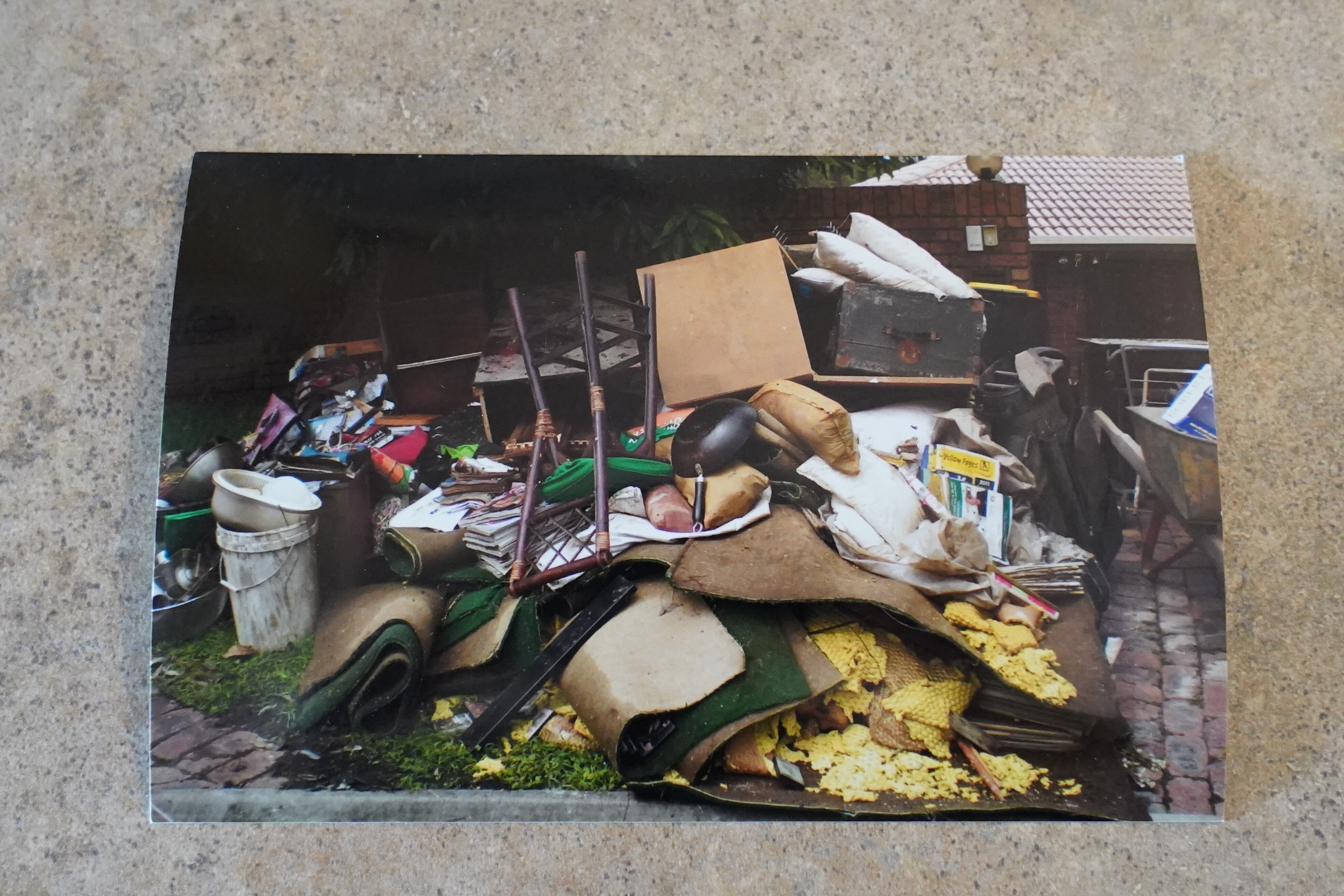 Un montón de desechos de inundación. 