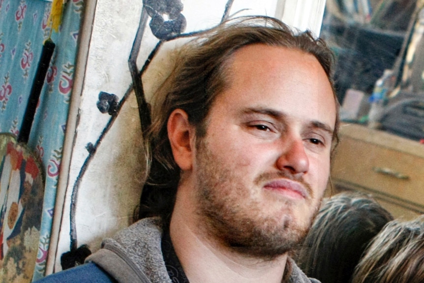 un portrait d'un homme avec une barbe et des cheveux bruns qui a été identifié comme étant David Depape